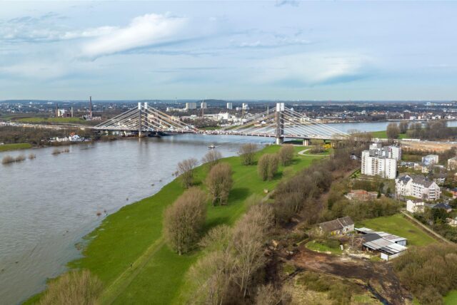 Die A40-Brücke in Duisburg über den Rhein.