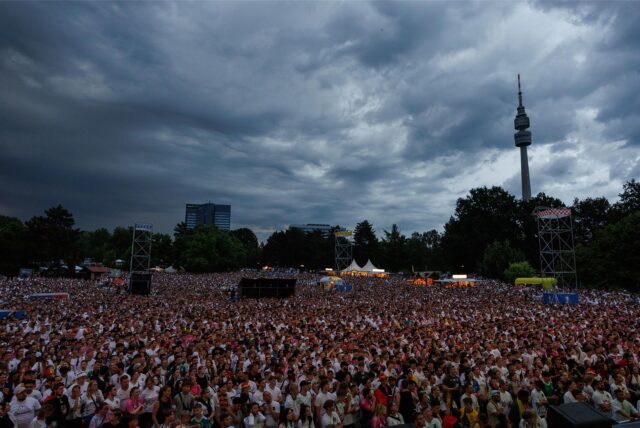 Am 29. Juni hatte ein Gewitter für den Abbruch der Public Viewing-Veranstaltungen in Dortmund gesorgt. Auch am 9. Juli sorgte eine Unwetterwarnung für eine Räumung des Friedensplatzes.