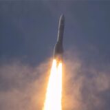 Eine neue europäische Trägerrakete vom Typ Ariane 6 steht auf ihrem Startplatz bereit, um in den Weltraum zu fliegen.
