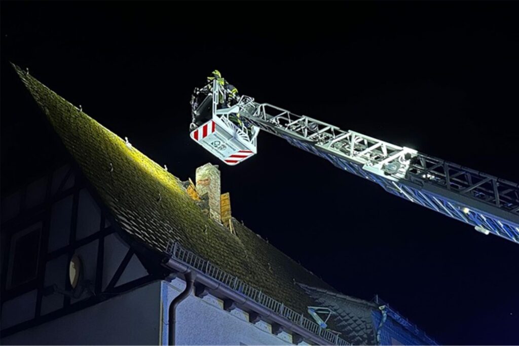 Gemeldeter Dachstuhlbrand nach Blitzeinschlag in Finnentrop-Gierschlade.
