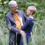 Tom Damm (Stadtkirchenpfarrer von Schwerte) und Jana Ecker haben geheiratet. Auf dem Foto stehen sie im Babywald in Wandhofen und lächeln einander an.
