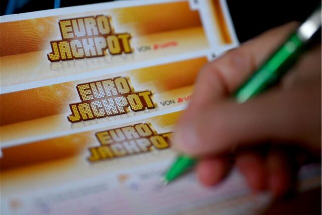 Ein Spieler beim Ausfüllen des Eurojackpot-Scheins (Symbolbild).