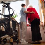 Eine Altenpflegerin betreut die Bewohnerin eines Pflegeheims.