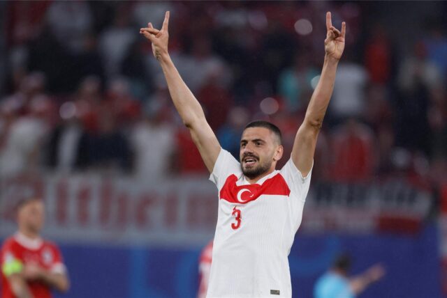 Merih Demiral zeigt den Wolfsgruß.