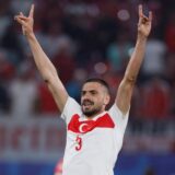 Merih Demiral zeigt den Wolfsgruß.