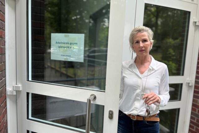 Frances Trümper, Leiterin des Arbeitskreises gegen Spielsucht in Unna, steht an der Eingangstür der Beratungsstelle an der Schillerstraße.