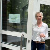 Frances Trümper, Leiterin des Arbeitskreises gegen Spielsucht in Unna, steht an der Eingangstür der Beratungsstelle an der Schillerstraße.