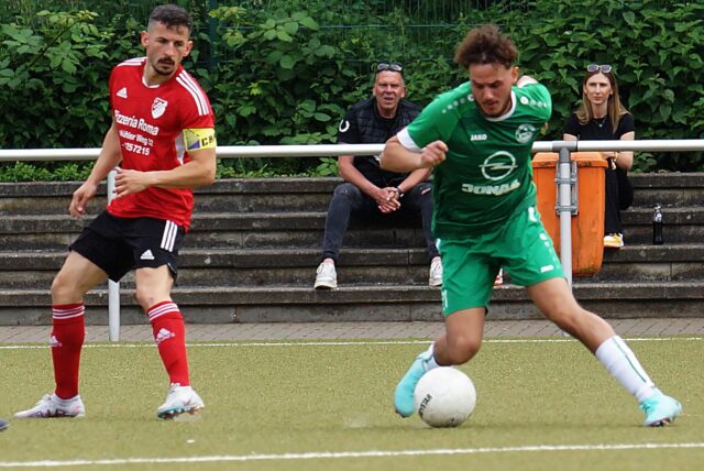 Deniz Sönmez (r.) im grünen Trikot der SG Massen am Ball.