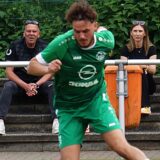 Deniz Sönmez (r.) im grünen Trikot der SG Massen am Ball.