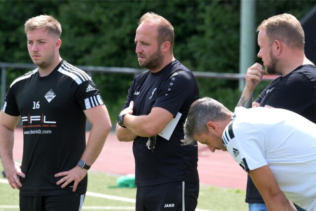 Almir Halilovic, Trainer des VfB Lünen, spricht mit seinen Spielern.