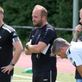 Almir Halilovic, Trainer des VfB Lünen, spricht mit seinen Spielern.