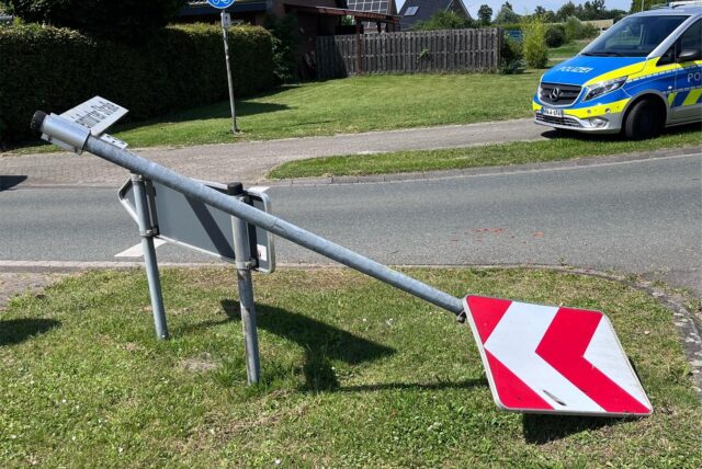 umgefahrenes Verkehrsschild