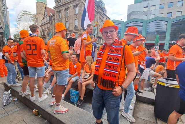 Pieter Bot aus Unna am Mittwochmittag inmitten von Oranje-Fans an der Reinoldikirche in Dortmund.