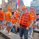 Pieter Bot aus Unna am Mittwochmittag inmitten von Oranje-Fans an der Reinoldikirche in Dortmund.