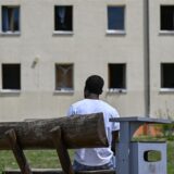 Ein Migrant sitzt auf einer Bank auf dem Gelände der Zentralen Erstaufnahmeeinrichtung für Asylbewerber (ZABH) des Landes Brandenburg.
