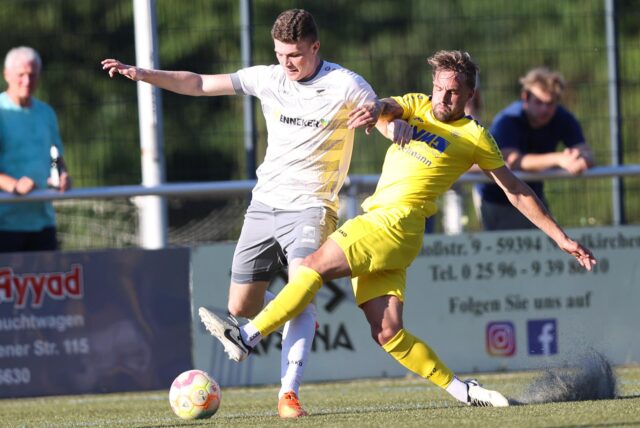 Ein Spieler vom SV Herbern im Zweikampf mit seinem Gegner von Westfalia Wethmar.