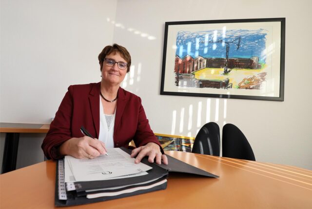 Fröndenbergs Bürgermeisterin Sabina Müller sitzt am Schreibtisch ihres Büros im Rathaus.