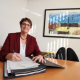 Fröndenbergs Bürgermeisterin Sabina Müller sitzt am Schreibtisch ihres Büros im Rathaus.