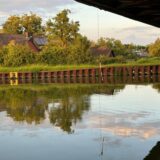Um unter Kanalbrücken hindurchfahren zu können, müssen leere Schiffe schonmal Ballastwasser aufnehmen, um ihren Tiefgang im Wasser zu verändern.