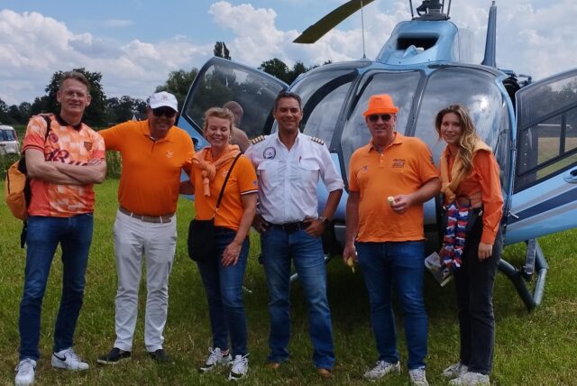 Helikopter auf Feld in Brechten.