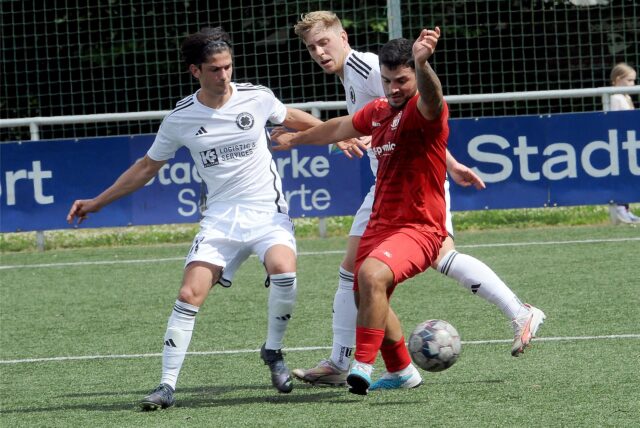 Mehrere Spieler kämpfen um den Ball.