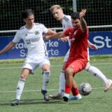Mehrere Spieler kämpfen um den Ball.