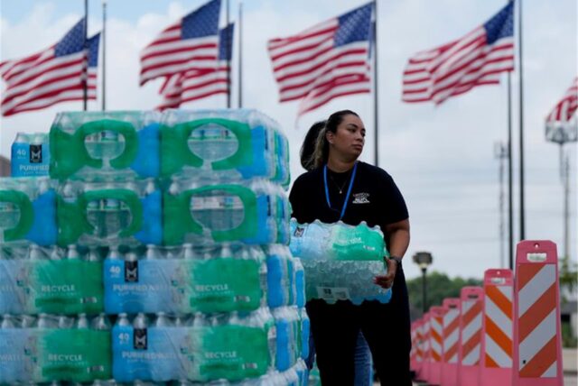 Mitarbeiter der Lakewood Church geben Wasser aus und betreiben eine Kühlstation in Houston.