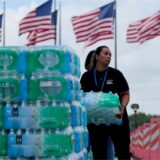 Mitarbeiter der Lakewood Church geben Wasser aus und betreiben eine Kühlstation in Houston.