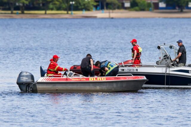 Einsatzkräfte ziehen bei einer Rettungsaktion einen verunglückten Taucher ins Boot.