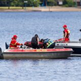Einsatzkräfte ziehen bei einer Rettungsaktion einen verunglückten Taucher ins Boot.