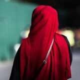 Eine Frau mit einem roten Kopftuch