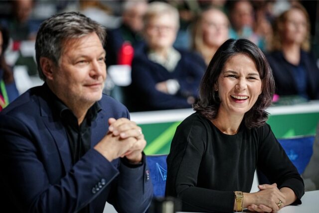Robert Habeck und Annalena Baerbock lachen