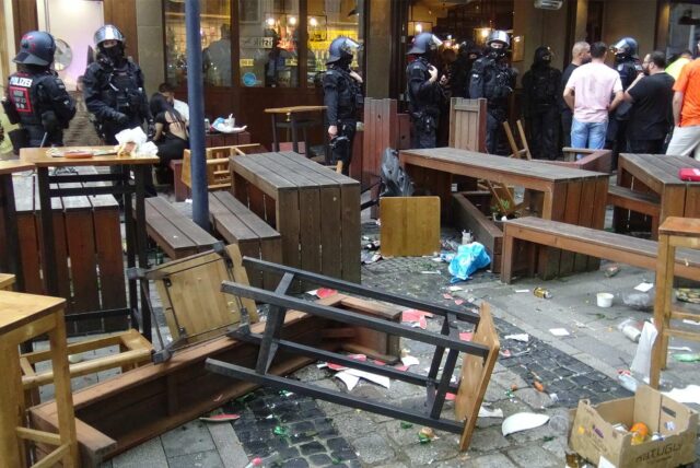 Polizisten vor dem zerstörten Inventar einer Bar an der Kleppingstraße.