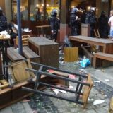 Polizisten vor dem zerstörten Inventar einer Bar an der Kleppingstraße.