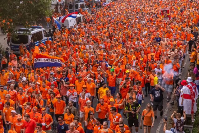 Der riesige Fanmarsch der Niederländer in Dortmund.