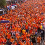 Der riesige Fanmarsch der Niederländer in Dortmund.