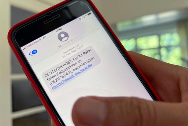 In einer Betrugs-SMS mit Auslandsvorwahl fordert ein als Paketdienstleister getarnter Krimineller dazu auf, einen Link anzuklicken, über den man seine persönlichen Daten eingeben soll.
