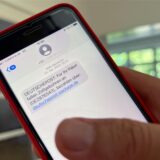 In einer Betrugs-SMS mit Auslandsvorwahl fordert ein als Paketdienstleister getarnter Krimineller dazu auf, einen Link anzuklicken, über den man seine persönlichen Daten eingeben soll.