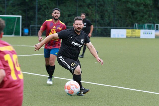 Mario Martinovic am Ball.