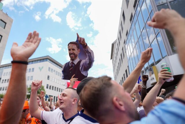 Ein englischer Fan zeigt ein Bild von Nationaltrainer Gareth Southgate während der Feierlichkeiten vor dem Halbfinalspiel.