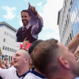 Ein englischer Fan zeigt ein Bild von Nationaltrainer Gareth Southgate während der Feierlichkeiten vor dem Halbfinalspiel.