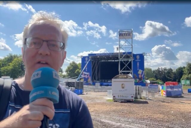 Oliver Volmerich spricht im Dortmunder Westfalenpark in ein Mikrofon.