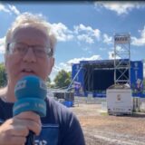 Oliver Volmerich spricht im Dortmunder Westfalenpark in ein Mikrofon.