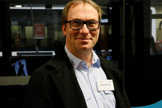 VKU-Betriebsleiter Klaus Matthies erklärt, dass es wegen Lieferschwierigkeiten beim Hersteller zur Verzögerung bei der Umstellung der VKU-Busflotte auf elektrischen Antrieb kommt.