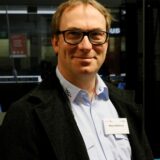VKU-Betriebsleiter Klaus Matthies erklärt, dass es wegen Lieferschwierigkeiten beim Hersteller zur Verzögerung bei der Umstellung der VKU-Busflotte auf elektrischen Antrieb kommt.