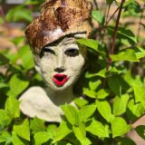 Skulptur in einem Garten in Menden