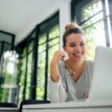 Eine Frau sitzt vor ihrem Laptop
