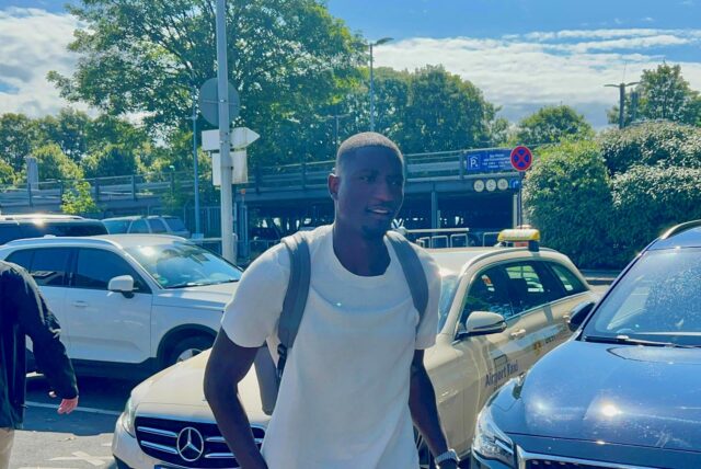 Serhou Guirassy kommt am Dortmunder Airport an und fliegt nach Paris.