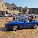 Ein Oldtimer steht bei der Oldtimer-Ausfahrt „Haarstrang Klassik“ auf dem Innenhof von Haus Opherdicke
