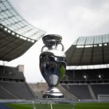 Der EURO2024-Pokal im Olympiastadion Berlin, wo am 14.07.2024 das Finale der EM 2024 stattfindet.